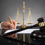 Adwokat to obrońca, którego zadaniem jest doradztwo pomocy z przepisów prawnych.